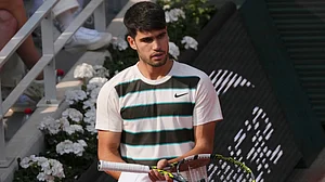| Photo: AP/Aurelien Morissard : Spain's Carlos Alcaraz towels off during the final of the French Open tennis tournament against Italy's Jannik Sinner, Sunday, June 8, 2025, in Paris.