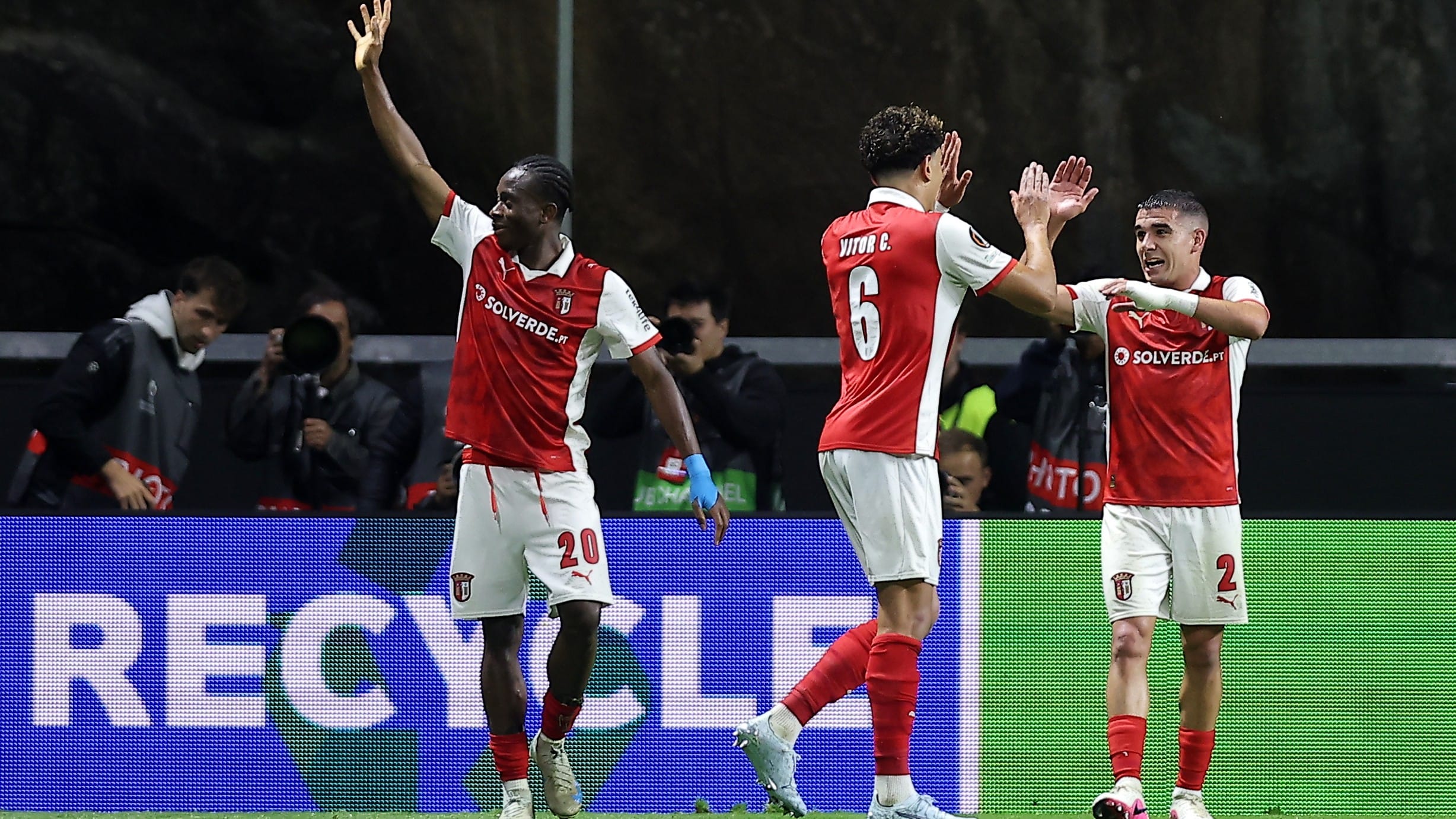 Braga's Mario Dorgeles, left, celebrates after scoring his side's second goal during the Europa League semifinal, first leg, soccer match between SC Braga and Freiburg in Braga, Portugal, Thursday, April 30, 2026.  - | Photo: AP/Miguel Angelo Pereira