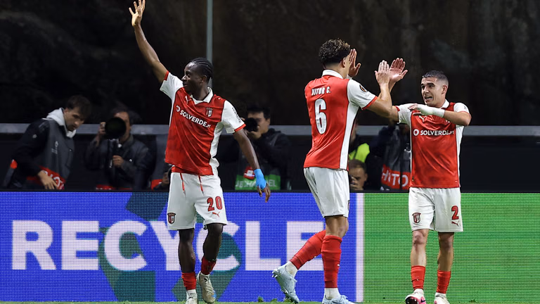 Braga's Mario Dorgeles, left, celebrates after scoring his side's second goal during the Europa League semifinal, first leg, soccer match between SC Braga and Freiburg in Braga, Portugal, Thursday, April 30, 2026. - | Photo: AP/Miguel Angelo Pereira