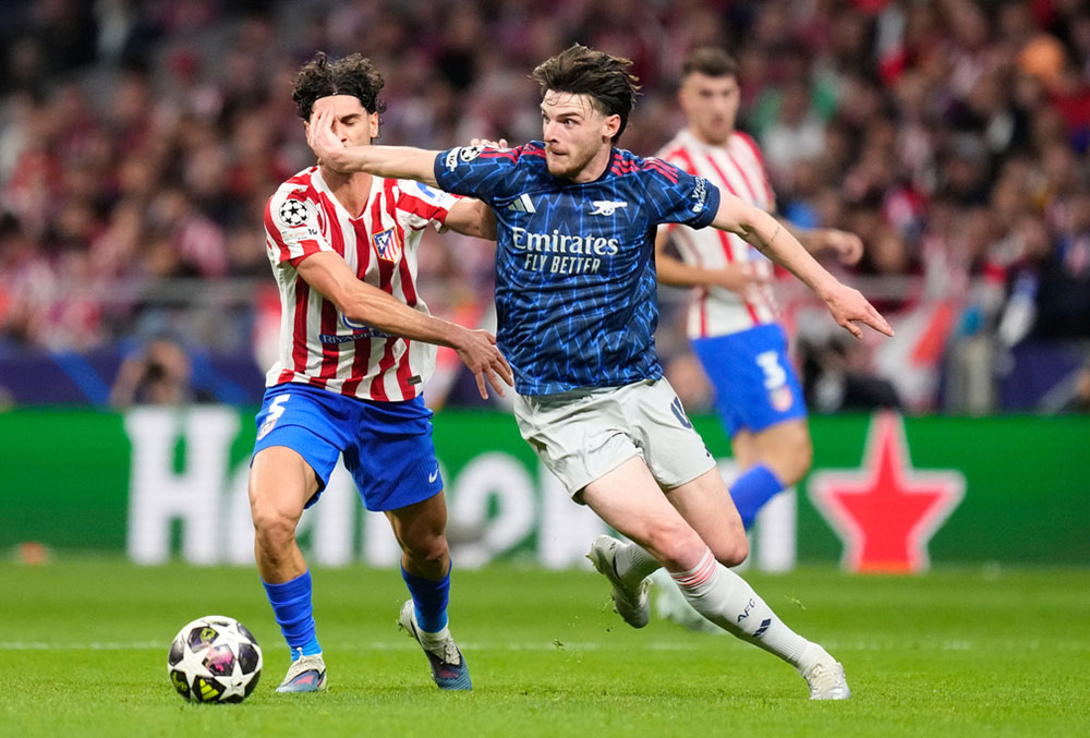 Arsenal's Declan Rice, right, and Atletico Madrid's Johnny Cardoso battle for the ball during a Champions League semifinal, first leg, soccer match between Atletico Madrid and Arsenal in Madrid.