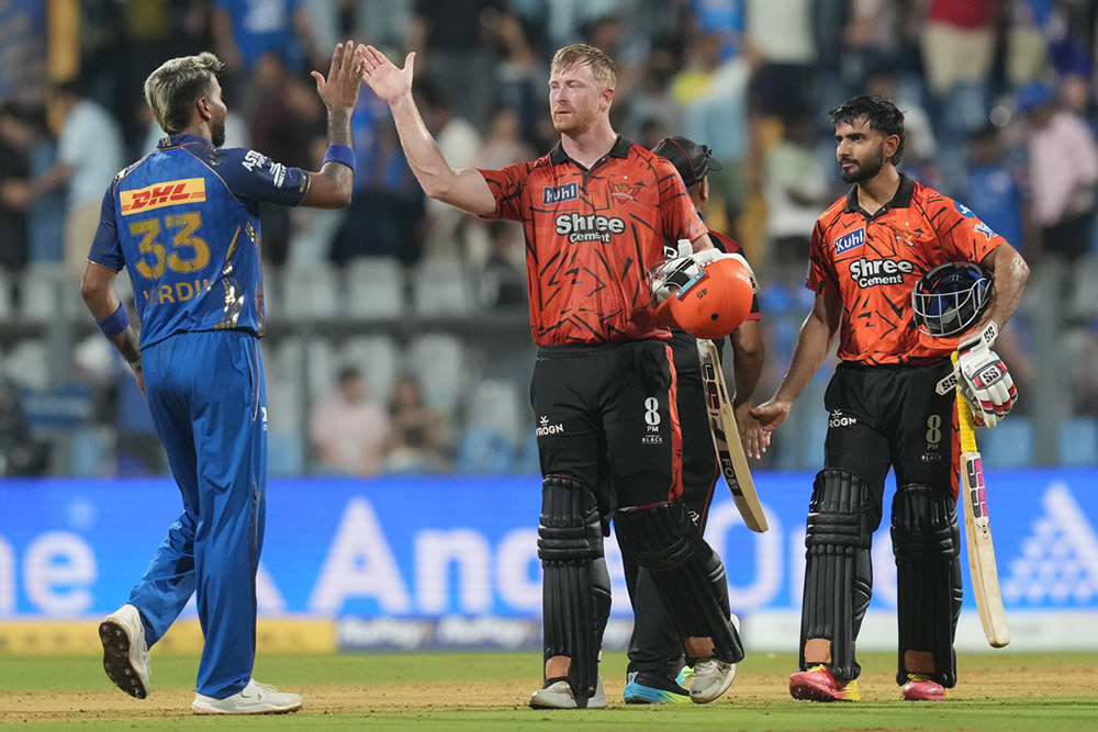 MI Vs SRH, IPL 2026: Klaasen Blitz Overpowers Rickelton Ton As SunRisers Chase Down 244 With Ease | Photo: AP/Rafiq Maqbool : Mumbai Indians' captain Hardik Pandya, left, greets Sunrisers Hyderabad's Heinrich Klaasen after losing the Indian Premier League cricket match between Mumbai Indians and Sunrisers Hyderabad in Mumbai, India.