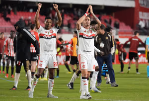 | Photo: AP/Gustavo Garello : Players of Brazil's Flamengo celebrate at the end of a Copa Libertadores Group A soccer match against Argentina's Estudiantes de La Plata, in La Plata, Argentina.