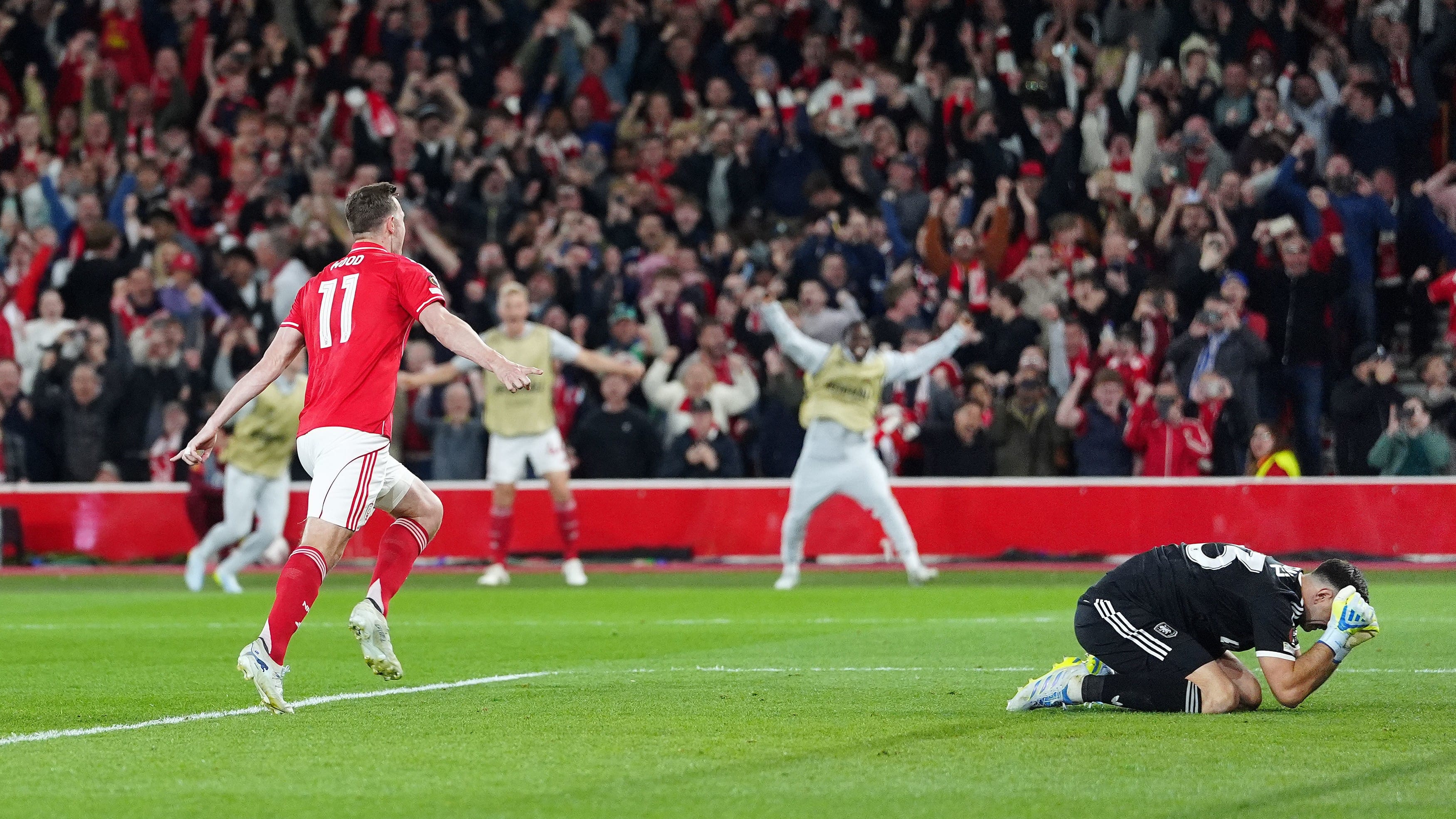Nottingham Forest's Chris Wood, left, celebrates after scoring the opening goal from a penalty during the Europa League semifinal first leg soccer match between Nottingham Forest and Aston Villa in Nottingham, England, Thursday, April 30, 2026.  - | Photo: PA/David Davies via AP