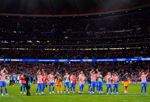 | Photo: AP/Jose Breton : Atletico players applaud the crowd after a Champions League semifinal, first leg, soccer match between Atletico Madrid and Arsenal in Madrid, Spain.
