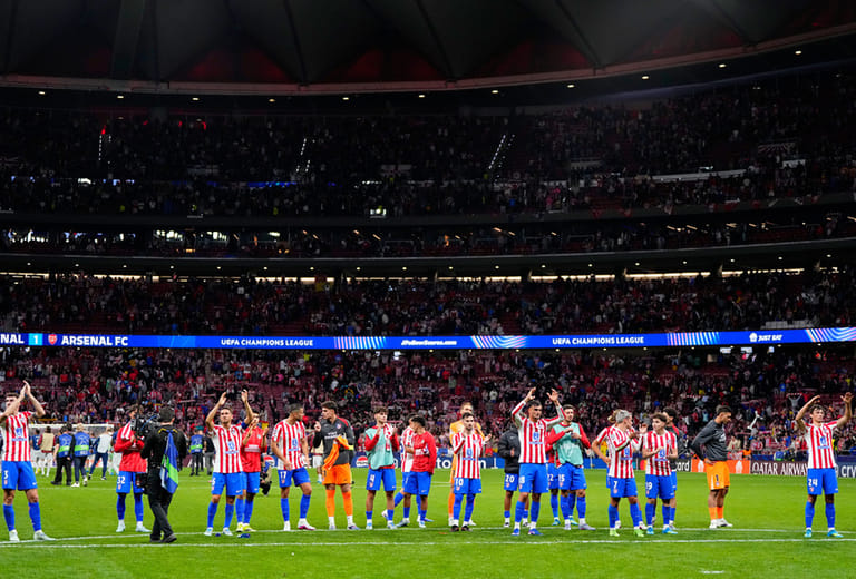 Atletico players applaud the crowd after a Champions League semifinal, first leg, soccer match between Atletico Madrid and Arsenal in Madrid, Spain. - | Photo: AP/Jose Breton