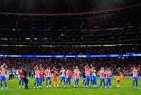 Atletico Madrid 1-1 Arsenal UCL 2025-26 Semi-Final 1st Leg: Gunners & Los Colchoneros Play Out Hard-Fought Draw | Photo: AP/Jose Breton : Atletico players applaud the crowd after a Champions League semifinal, first leg, soccer match between Atletico Madrid and Arsenal in Madrid, Spain.