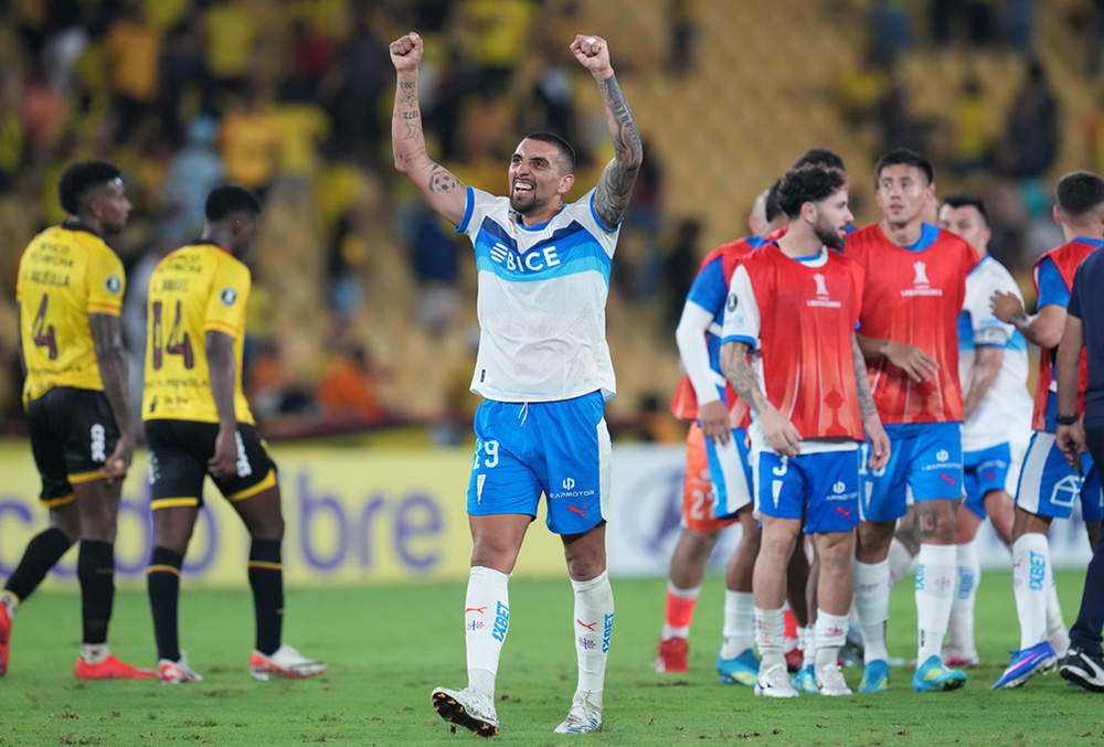 Erwin Ampuero of Chile's Universidad Catolica celebrates at the end of Copa Libertadores Group D soccer match against Ecuador's Barcelona in Guayaquil, Ecuador. - | Photo: AP/Dolores Ochoa