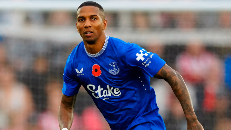 Everton's Ashley Young runs into position during the English Premier League soccer match between Southampton and Everton, at the St Marys Stadium in Southampton, Nov 2, 2024. - | Photo: AP/Dave Shopland