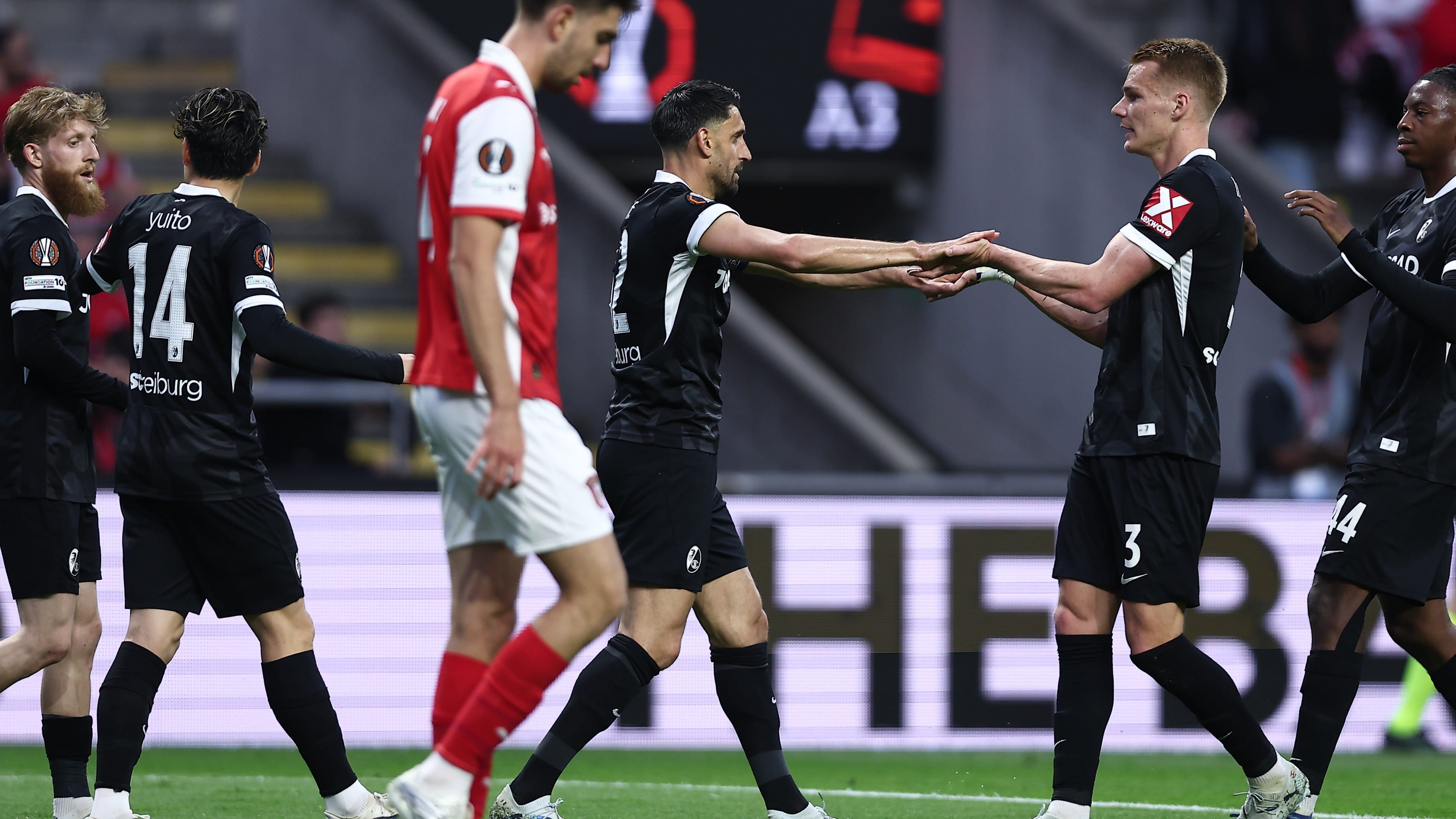 Freiburg's Vincenzo Grifo, center, celebrates after scoring his side's first goal during the Europa League semifinal, first leg, soccer match between SC Braga and Freiburg in Braga, Portugal, Thursday, April 30, 2026.  - | Photo: AP/Miguel Angelo Pereira