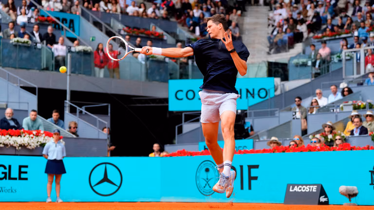 Alexander Blockx of Belgium returns the ball to Casper Ruud of Norway during the quarterfinal match at the Madrid Open tennis tournament in Madrid, Thursday, April 30, 2026. - | Photo: AP/Jose Breton
