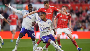 | Photo: AP/Mike Egerton : Aston Villa's Ezri Konsa, centre left, and Nottingham Forest's Chris Wood battle for the ball during the Europa League semifinal first leg soccer match between Nottingham Forest and Aston Villa in Nottingham, England, Thursday, April 30, 2026.