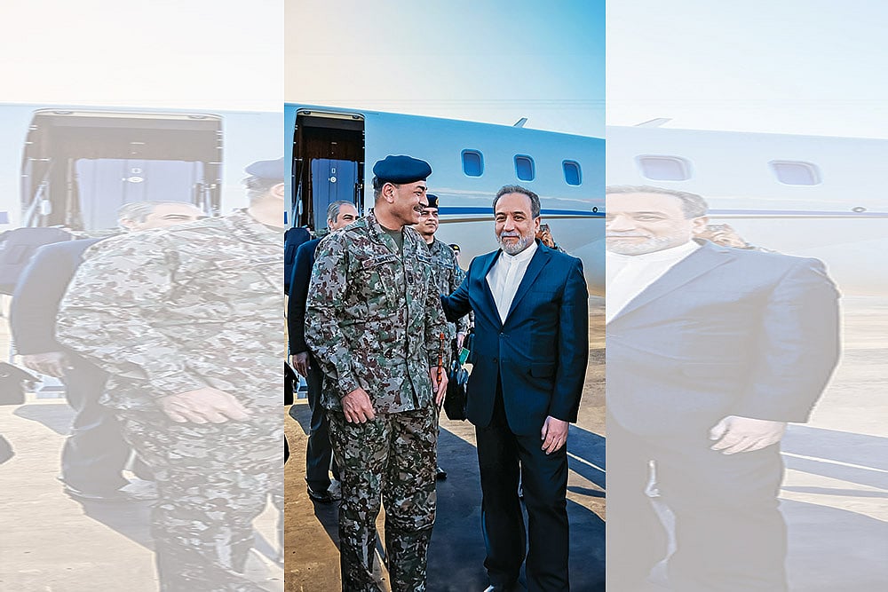 Would-be Mediator: Iran’s Foreign Minister Abbas Araghchi (right) welcoming Pakistan’s Army Chief Asim Munir upon his arrival at the airport in Tehran on April 15, 2026 - | Photo: Imago
