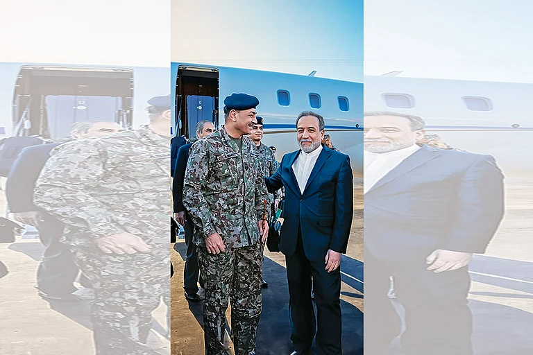 Would-be Mediator: Iran’s Foreign Minister Abbas Araghchi (right) welcoming Pakistan’s Army Chief Asim Munir upon his arrival at the airport in Tehran on April 15, 2026 - | Photo: Imago