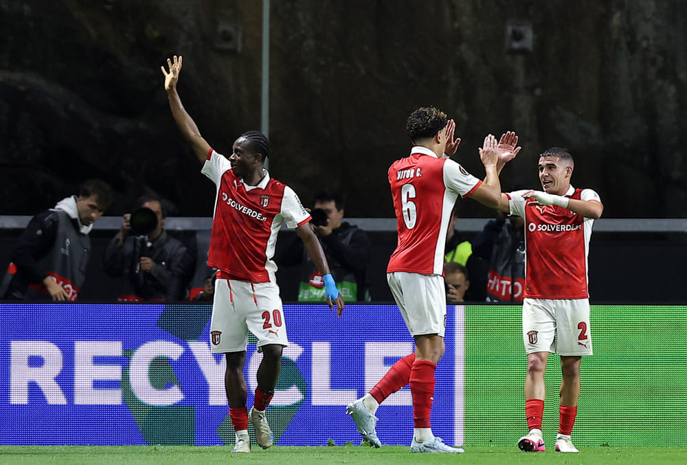 Braga's Mario Dorgeles, left, celebrates after scoring his side's second goal during the Europa League semifinal, first leg, soccer match between SC Braga and Freiburg in Braga, Portugal. - | Photo: AP/Miguel Angelo Pereira