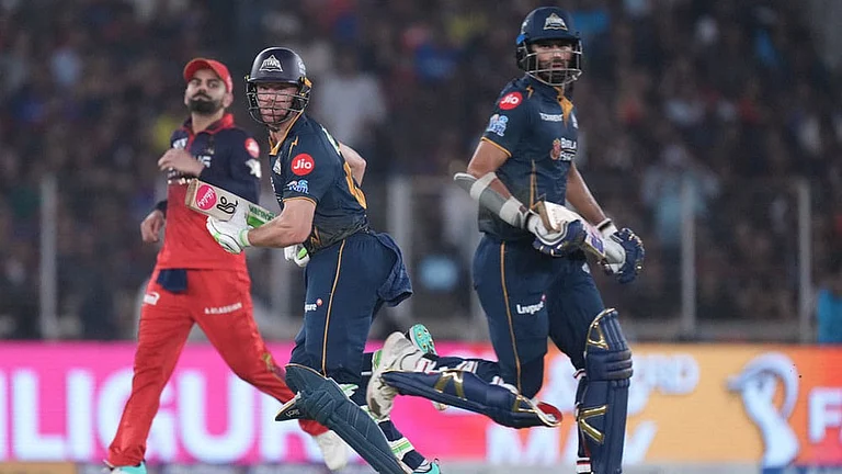 Gujarat Titans' Washington Sundar, right, and Jos Buttler run between the wickets during the Indian Premier League cricket match between Gujarat Titans and Royal Challengers Bengaluru in Ahmedabad, India. - | Photo: AP/Ajit Solanki