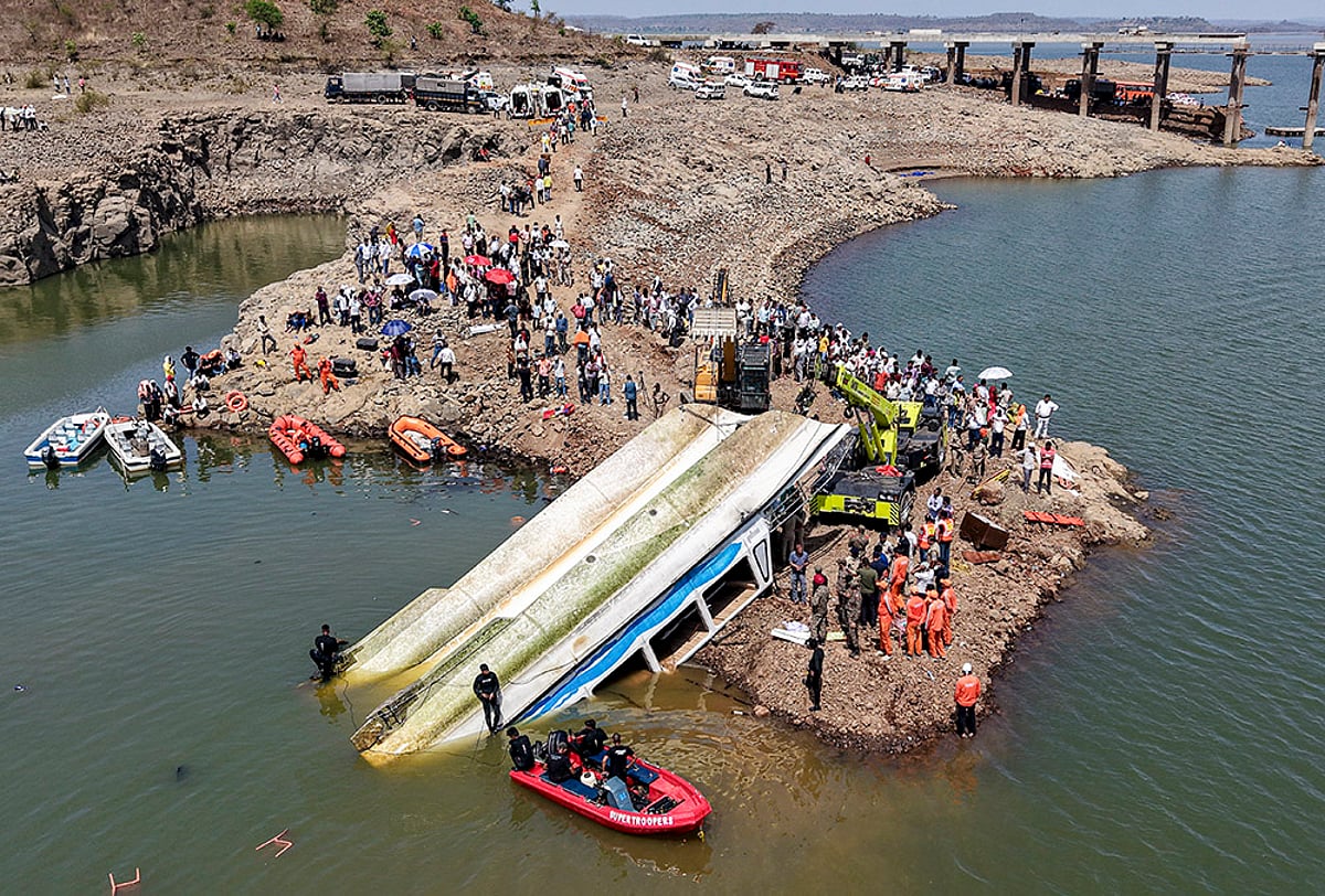 Mother Clutching Son Found Dead After Cruise Boat Capsizes in Madhya Pradesh; Nine Killed, Six Missing — image 1