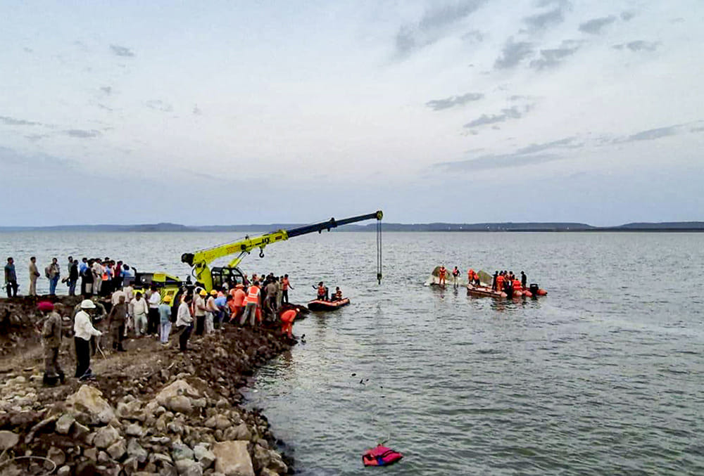 Cruise boat overturns in jabalpur