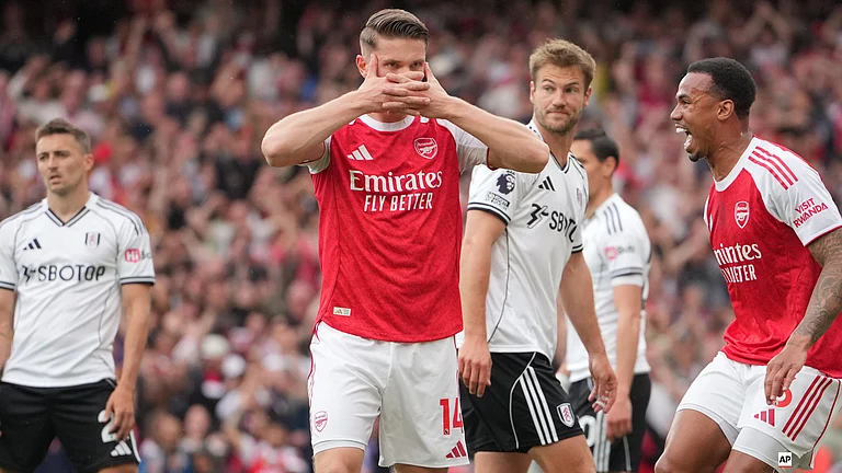Arsenal's Viktor Gyoekeres, centre, celebrates after scoring his side's opening goal during the English Premier League soccer match between Arsenal and Fulham in London, England, Saturday, May 2, 2026. - | Photo: AP/Kin Cheung