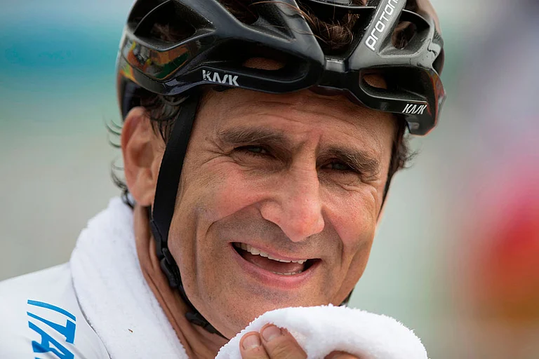 Alex Zanardi, smiles after winning the silver medal in the men's road race H5, during the 2016 Paralympics Games, in Rio de Janeiro, Brazil. - | Photo: AP/Mauro Pimentel, File