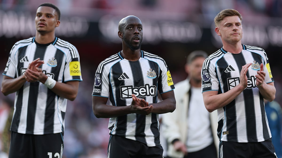 Newcastle players applaud to supporters at the end the English Premier League soccer match between Arsenal and Newcastle United in London, Saturday, April 25, 2026. - | Photo: AP/Ian Walton