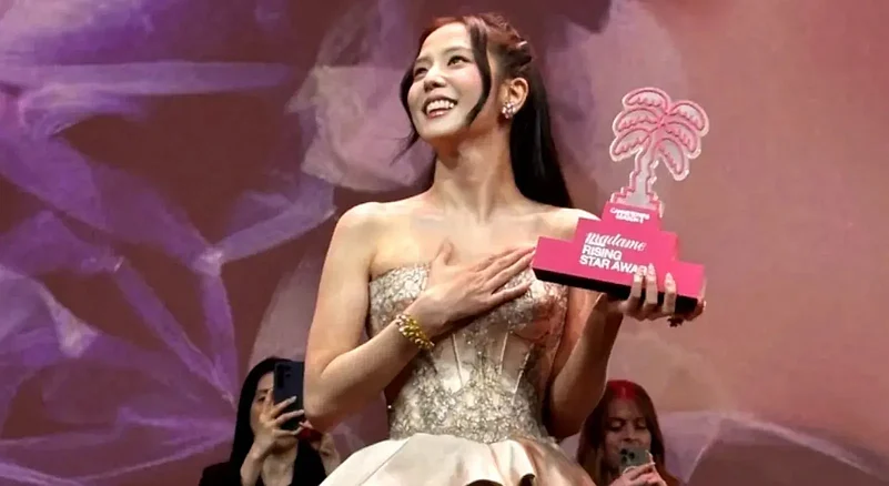Jisoo with Canneseries award