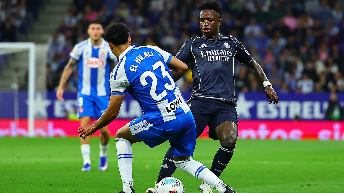 Espanyol's Omar El Hilali, left, and Real Madrid's Vinicius Junior fight for the ball during the La Liga soccer match between Espanyol and Real Madrid in Barcelona Spain, Sunday, May 3, 2026. - | Photo: AP