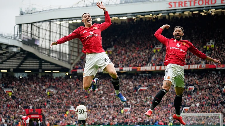 Manchester United's Benjamin Sesko, centre, celebrates with Manchester United's Matheus Cunha after scoring his side's second goal during the English Premier League soccer match between Manchester United and Liverpool in Manchester, England, Sunday, May 3, 2026. - | Photo: AP/Dave Thompson