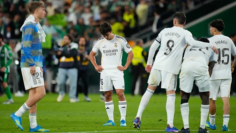 Real Madrid players stand dejected after a La Liga soccer match between Real Betis and Real Madrid in Seville, Spain, Friday, April 24, 2026. - | Photo: AP/Jose Breton
