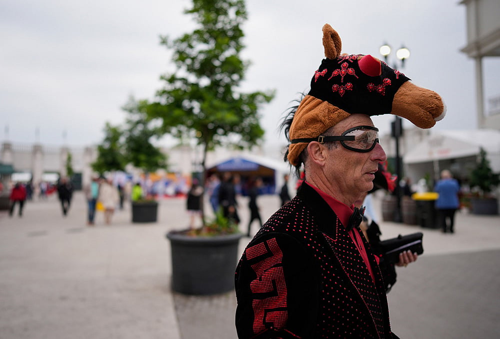 Kentucky Derby 2026 Tradition, fashion and horse racing photos-A race fan