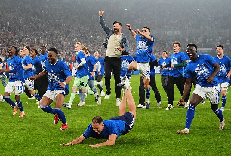 Schalke's head coach Miron Muslic celebrates with his players after FC Schalke 04 secured promotion to the German Bundesliga by winning the Bundesliga 2 match against Fortuna Duesseldorf at the Arena in Gelsenkirchen, Germany. - | Photo: AP/Martin Meissner