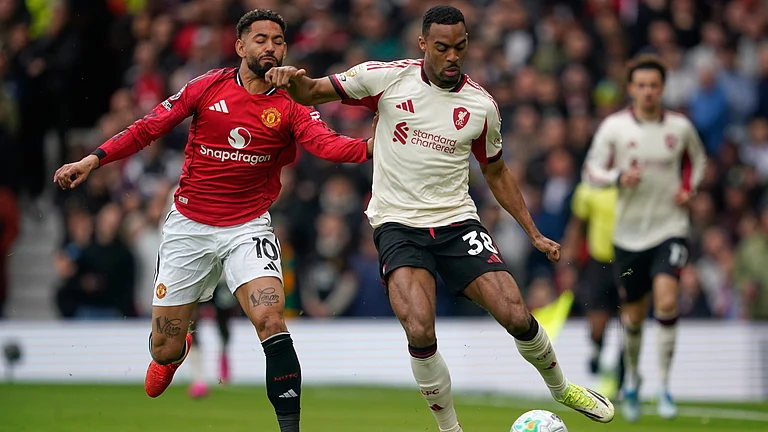 Manchester United's Matheus Cunha, left, challenges for the ball with Liverpool's Ryan Gravenberch during the English Premier League soccer match between Manchester United and Liverpool in Manchester, England, Sunday, May 3, 2026. - | Photo: AP/Dave Thompson