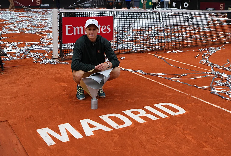 Jannik Sinner, of Italy, poses for photographers after winning the men's singles tennis final match against Alexander Zverev, of Germany, at the Madrid Open tennis tournament in Madrid, Spain. - | Photo: AP/Manu Fernandez