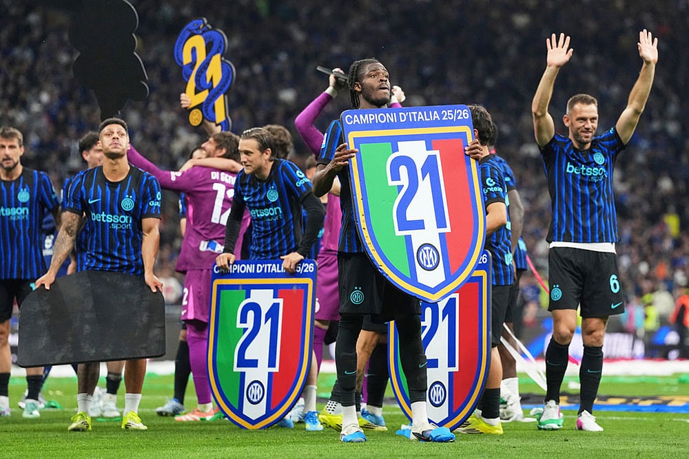 Inter players celebrate the victory of their 21st championship after a Serie A soccer match between Inter Milan and Parma, in Milan, Italy. - | Photo: AP/Luca Bruno