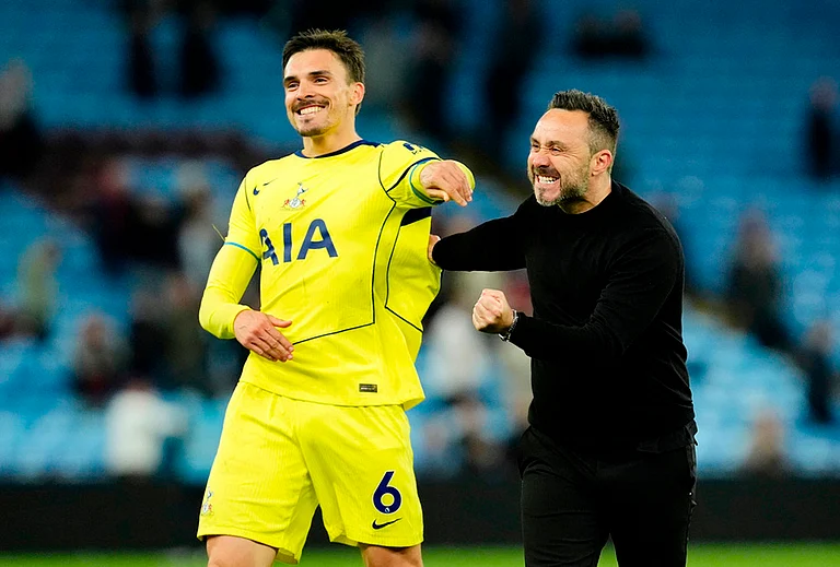 Tottenham Hotspur's Joao Palhinha, left, and manager Roberto de Zerbi celebrate after the English Premier League soccer match between Aston Villa and Tottenham Hotspur in Birmingham, England. - | Photo: Nick Potts/PA via AP