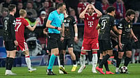 AP Photo : Bayern's Harry Kane, center, reacts to a call by referee Joao Pinheiro during the Champions League semifinal second leg soccer match between Bayern Munich and Paris Saint Germain in Munich.