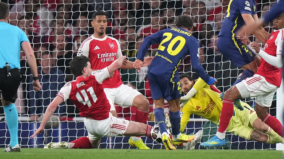 Arsenal's Declan Rice, left, tries to block a shot at goal from Atletico Madrid's Giuliano Simeone during a Champions League semifinal, second leg, soccer match between Arsenal FC and Atletico Madrid in London, Tuesday, May 5, 2026.  - | Photo: AP/Alastair Grant
