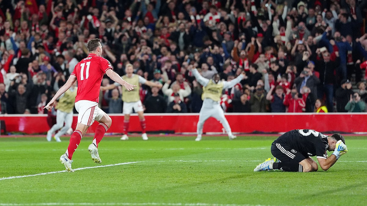 Nottingham Forest's Chris Wood, left, celebrates after scoring the opening goal from a penalty during the Europa League semifinal first leg soccer match between Nottingham Forest and Aston Villa in Nottingham, England, Thursday, April 30, 2026. ( - | Photo: AP/David Davies