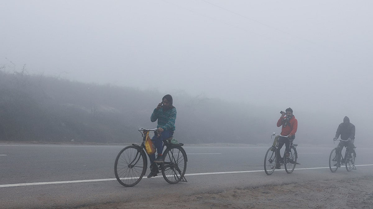 Delhi witnesses foggy conditions.