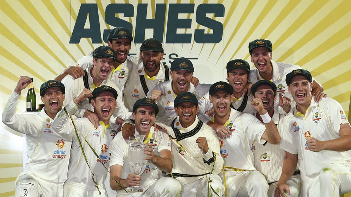 Australia players pose with the Ashes 2021-22 trophy.