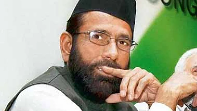 Maulana Tauqeer Ahmed Raza Khan  - null