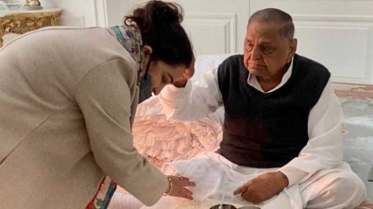 Aparna Yadav, SP Chief Patron Mulayam Singh's younger daughter-in-law seeking his blessings