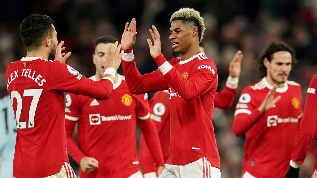 Manchester United's Marcus Rashford (C) celebrates against West Ham United on Saturday.