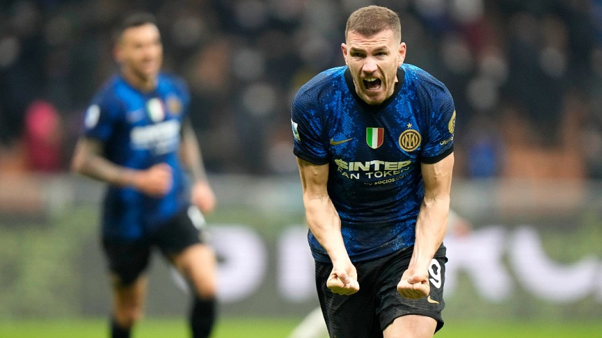 Inter Milan's Edin Dzeko celebrates after scoring against Venezia in Serie A 2021-22 on Saturday.