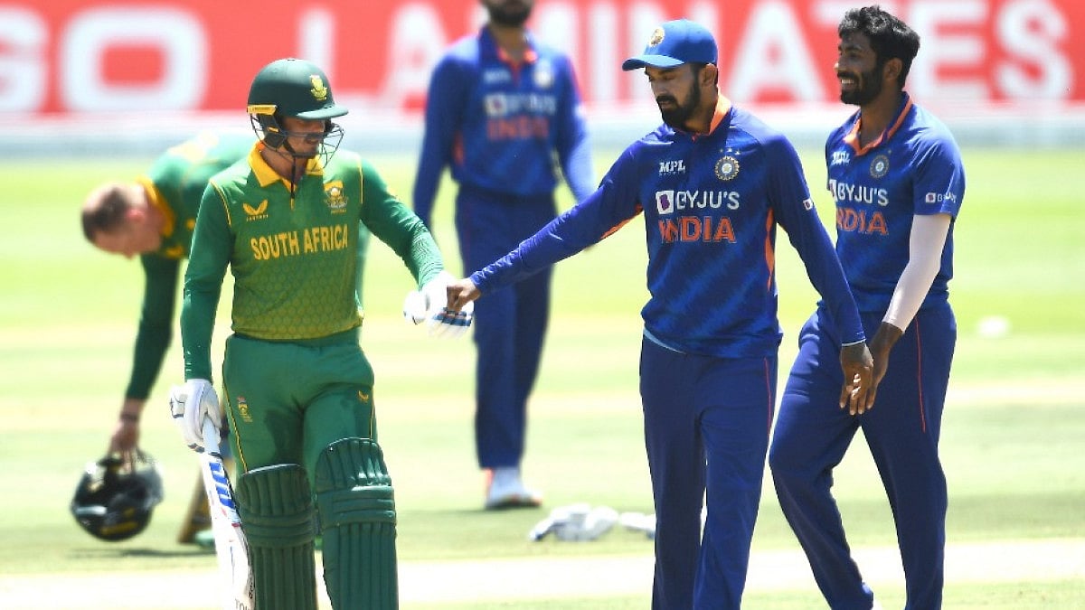 KL Rahul (C) congratulates South Africa's Quinton de Kock after the latter's century in 3rd ODI.