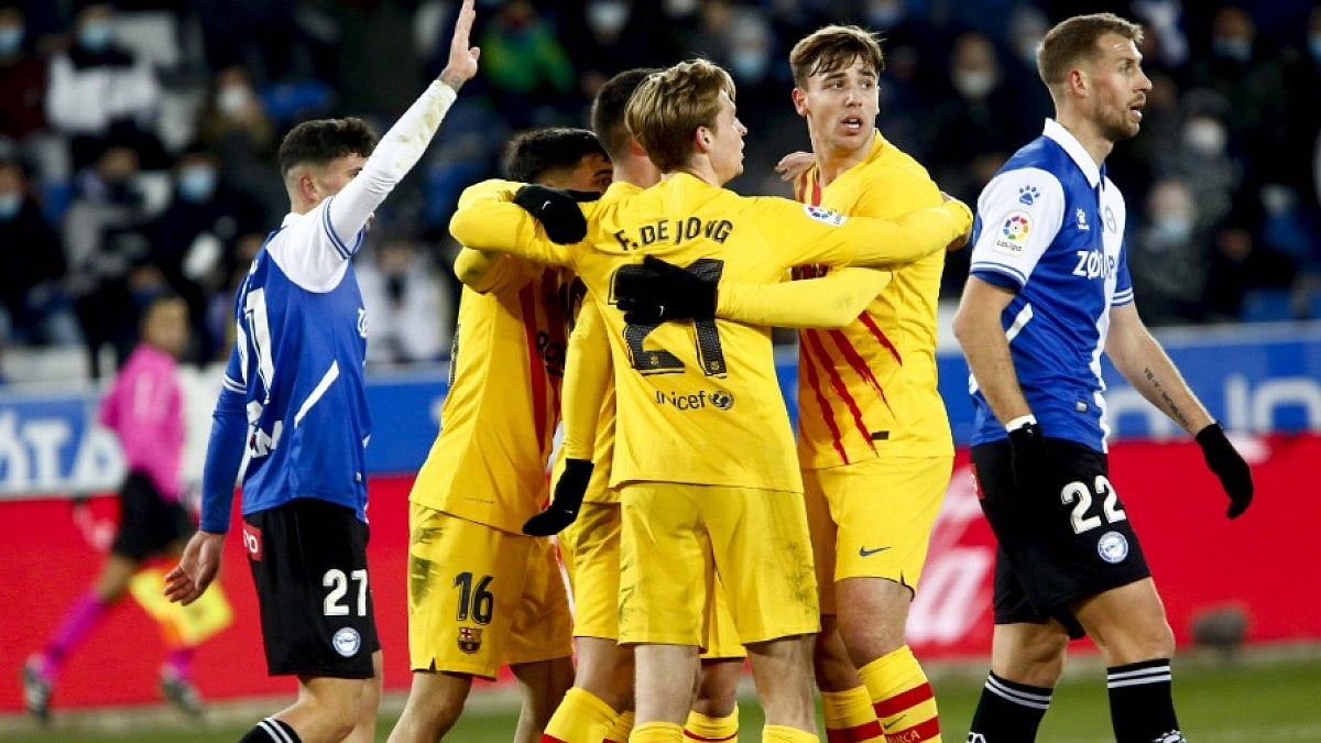 Frenkie de Jong celebrates after scoring Barcelona's winner against Alaves in la Liga 2021-22. 