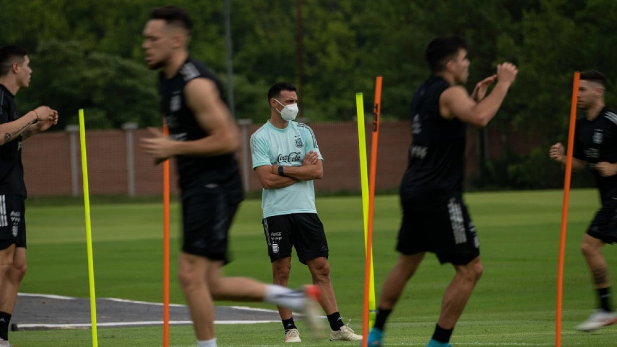 Argentina coach Lionel Scaloni leads a training session ahead of their tie against Chile.