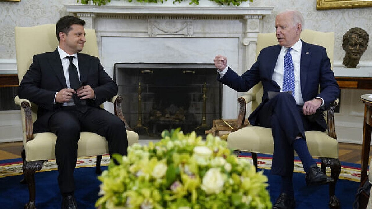 Ukrainian President Volodymyr Zelenskyy and US President Joe Biden (Representational Image)