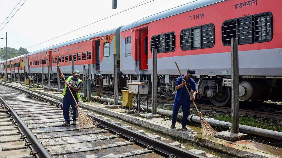 Facing Criticism From Ujjain Seers, Indian Railways Withdraws "Saffron" Dress Code Of Waiters Onboard Ramayan Express