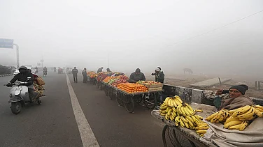 Delhi Weekend Weather Alert: Hazardous AQI and Cold Conditions Expected