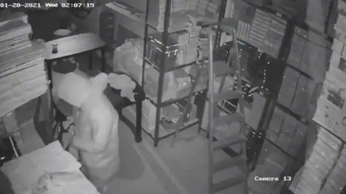 Watch: Man Wearing PPE Kit Steals Jewellery Worth Rs 13 Crore From A Showroom In Delhi
